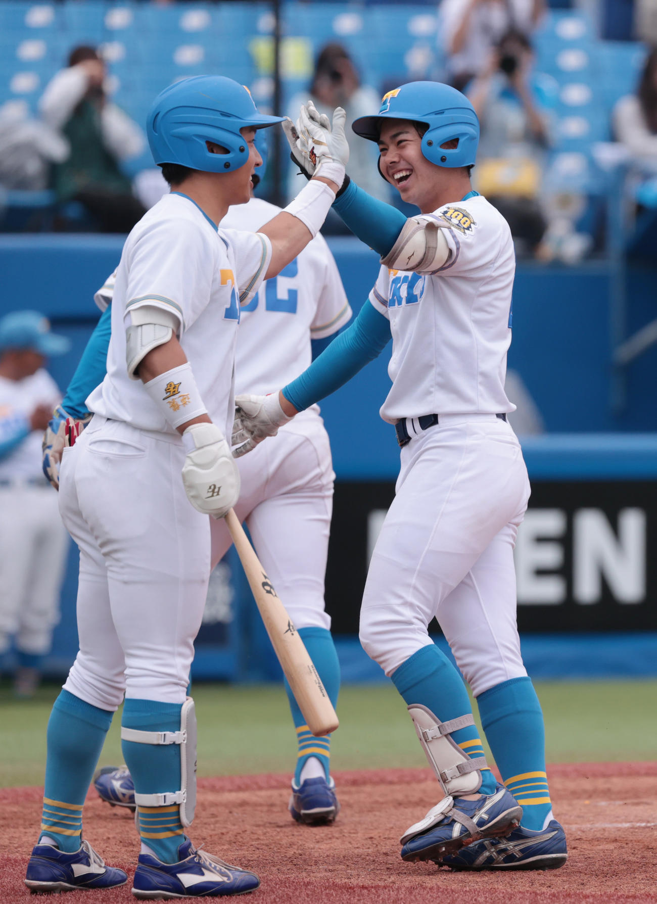 東大対立大　2回表東大2死一塁、秋元（右）は左越えに本塁打を放ちナインとハイタッチする（撮影・柴田隆二）