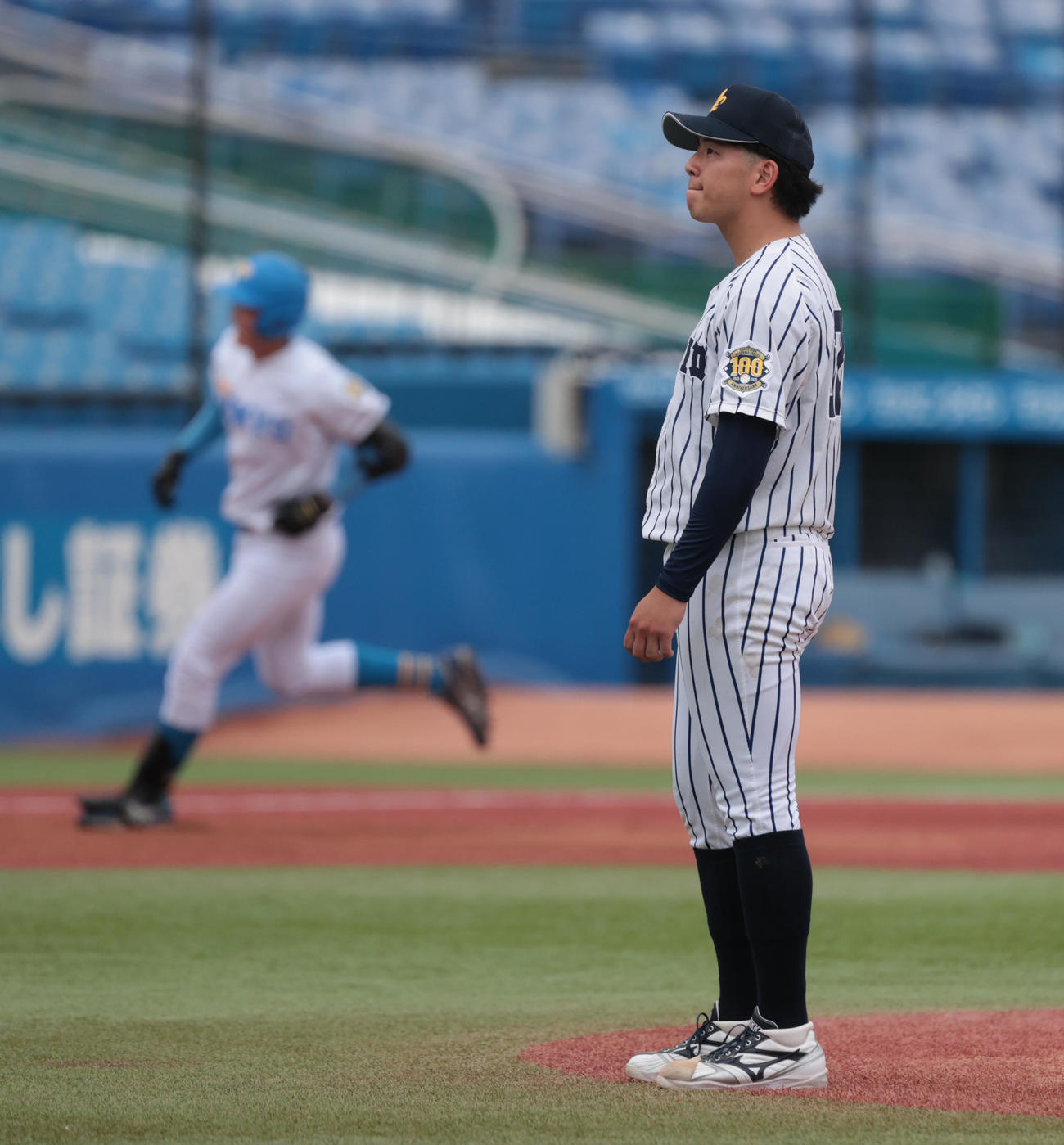 東大対立大　2回表東大無死、荒井慶に左越えに本塁打を浴びた立大・田中（撮影・柴田隆二）
