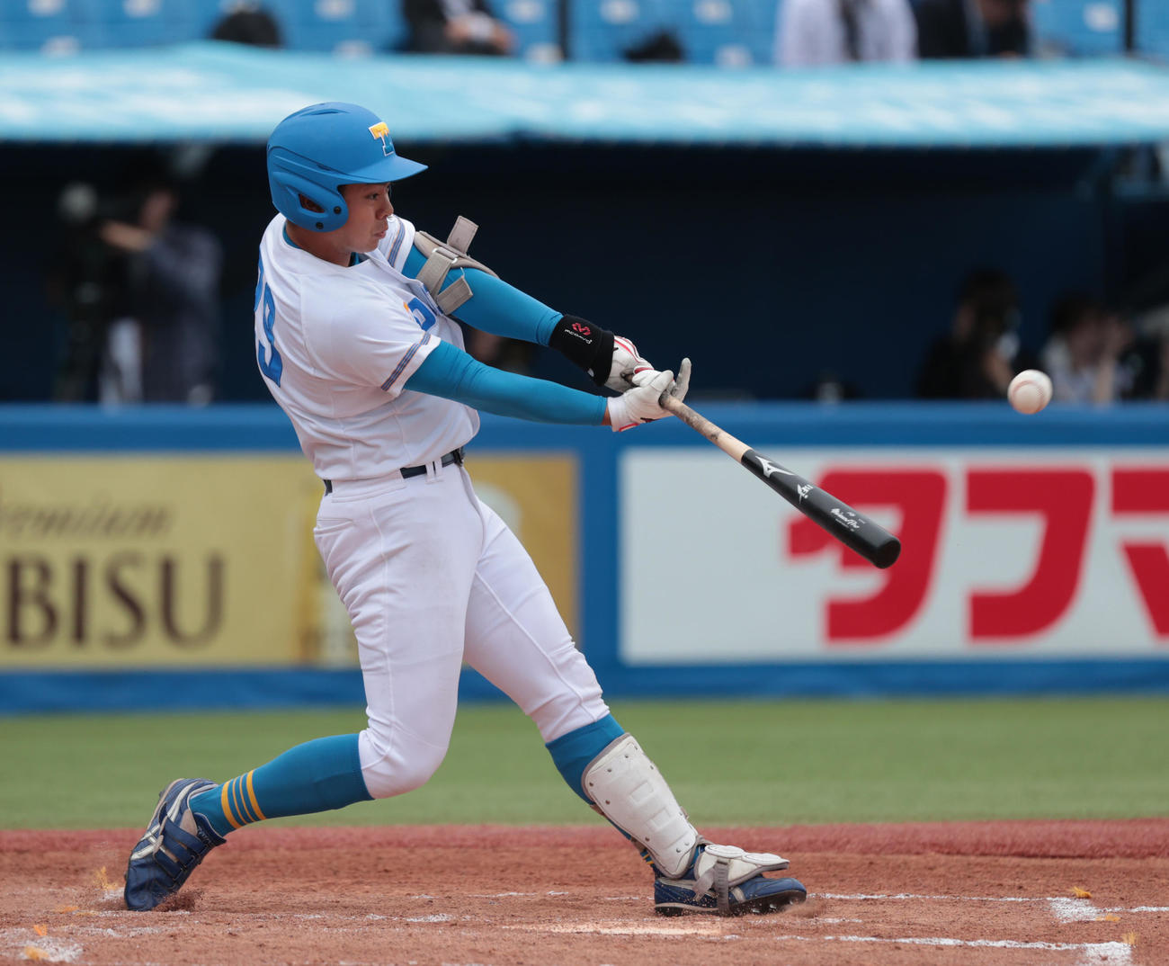 東大対立大　2回表東大2死一塁、秋元は左越えに本塁打を放つ（撮影・柴田隆二）