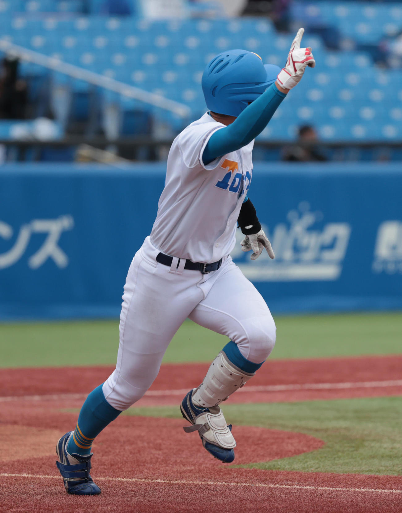 東大対立大　2回表東大2死一塁、秋元は左越えに本塁打を放つ（撮影・柴田隆二）