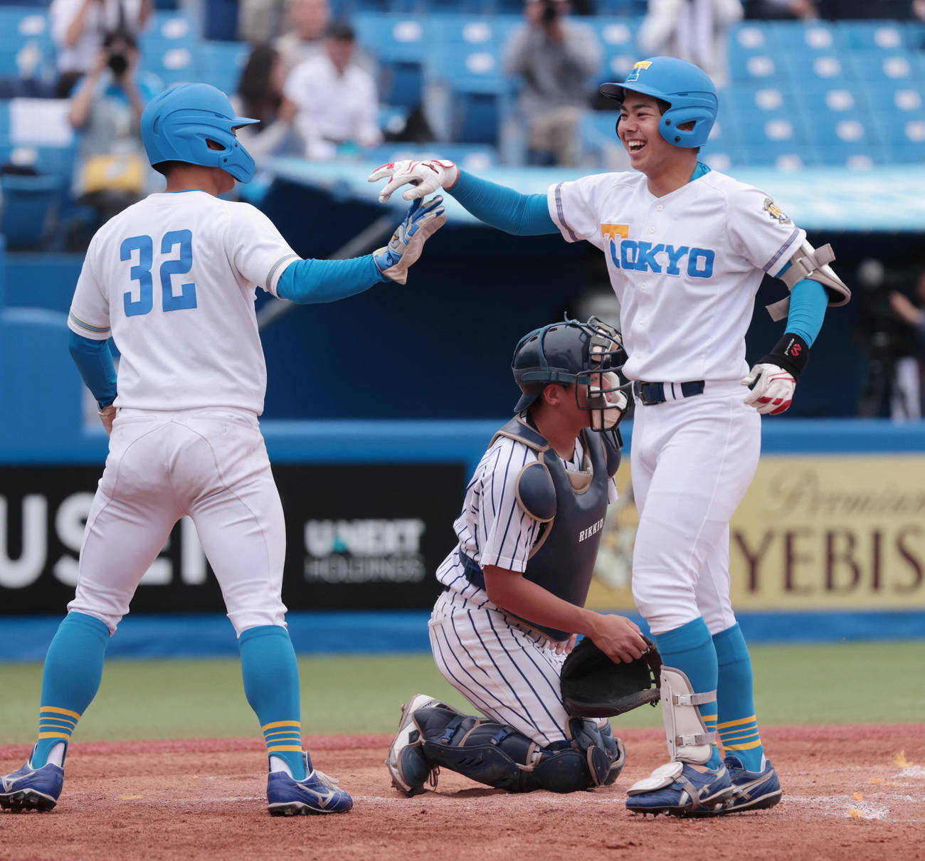東大対立大　2回表東大2死一塁、秋元（右）は左越えに本塁打を放ち松本慎とハイタッチする（撮影・柴田隆二）