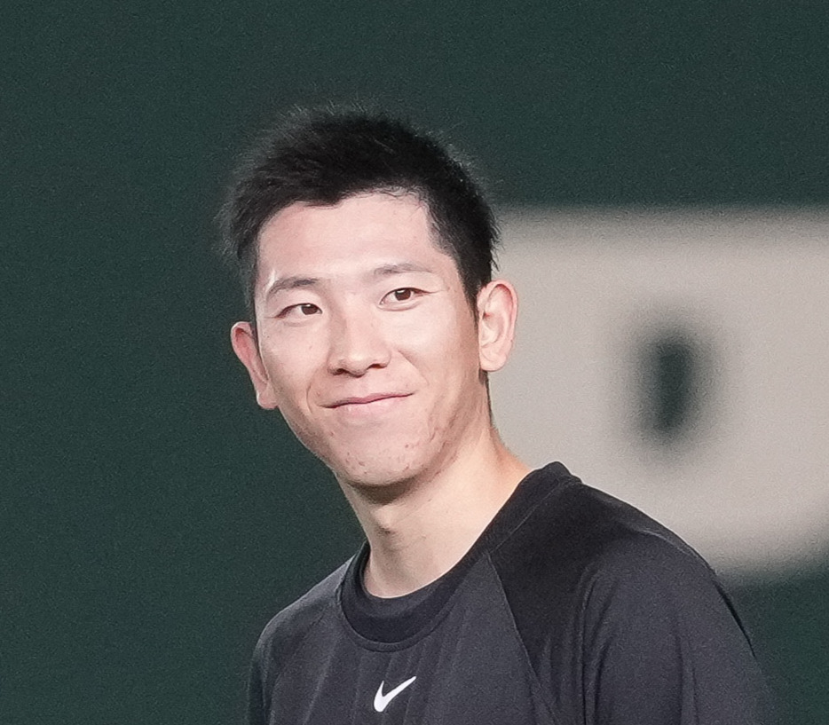 巨人対ヤクルト　試合前練習を終え引き揚げる巨人戸郷（撮影・鈴木みどり）