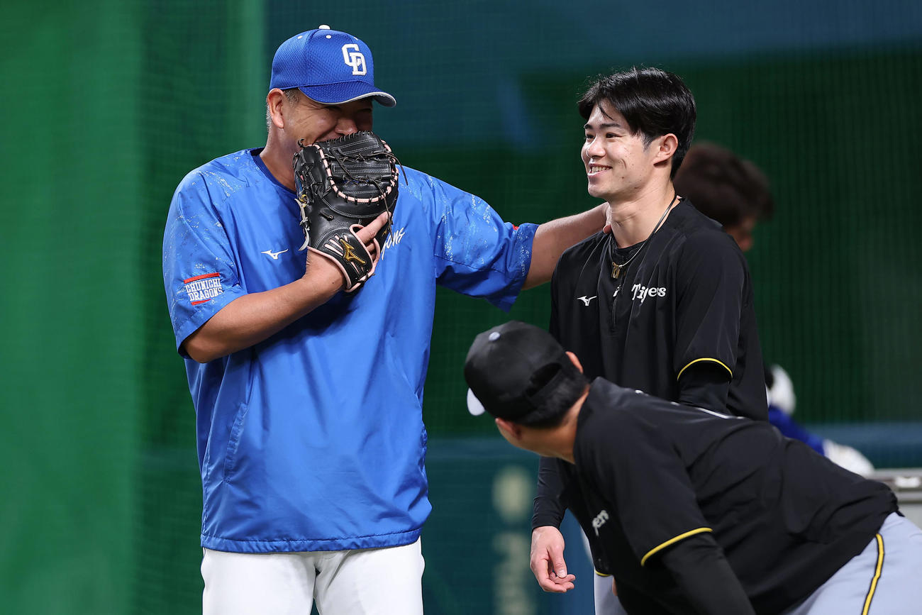 中日対阪神　試合前練習で阪神中野（右）と言葉を交わす中日井上監督（撮影・前田充）