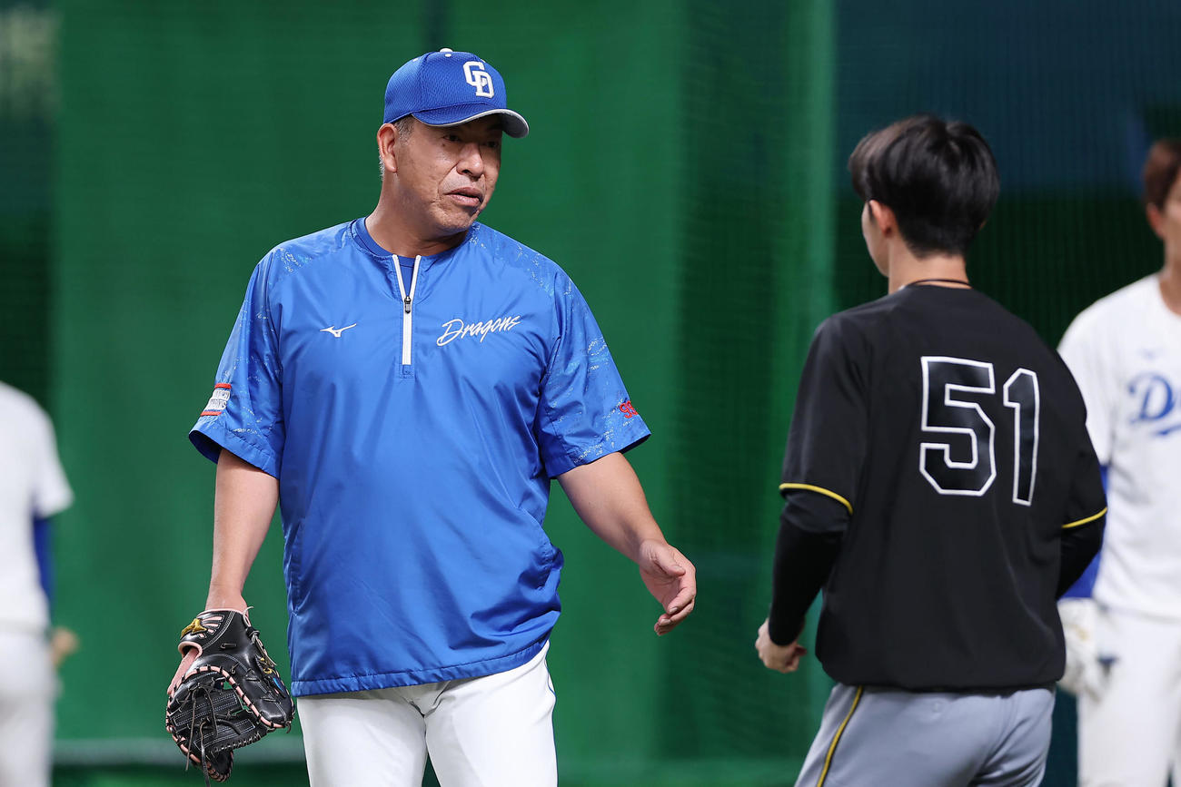 中日対阪神　試合前練習で阪神中野（右）に声をかける中日井上監督（撮影・前田充）