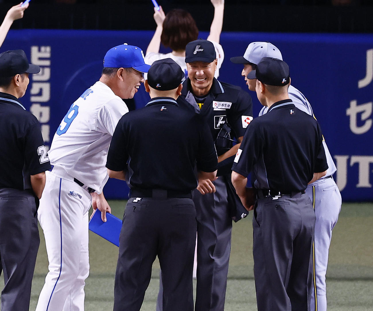 中日対阪神　メンバー表交換で握手を交わす中日井上監督と阪神藤川監督（撮影・藤尾明華）