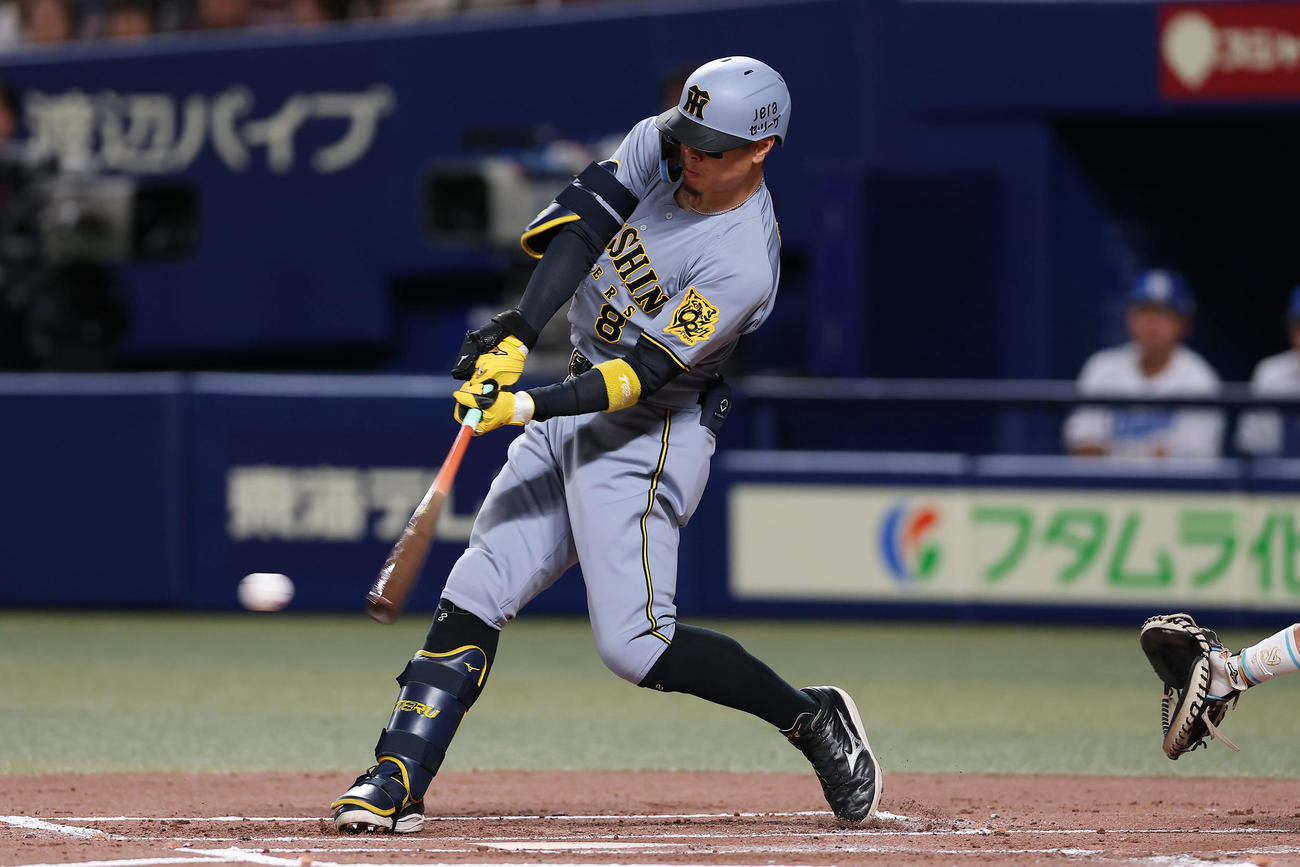 中日対阪神　2回表阪神無死、右前打を放つ佐藤輝（撮影・前田充）