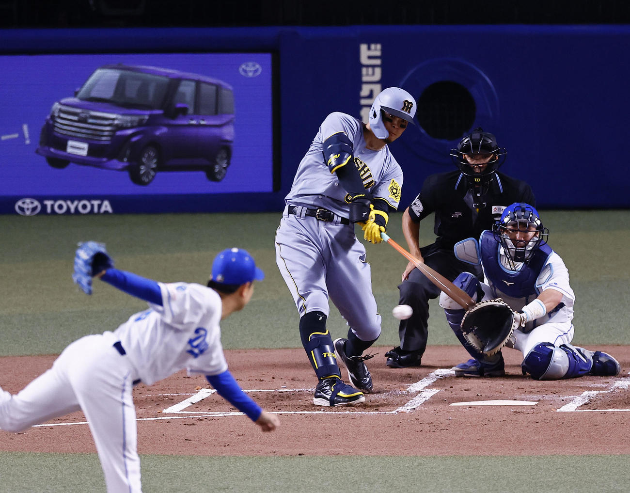 中日対阪神　2回表阪神無死、佐藤輝は右前打を放つ。投手松葉（撮影・藤尾明華）