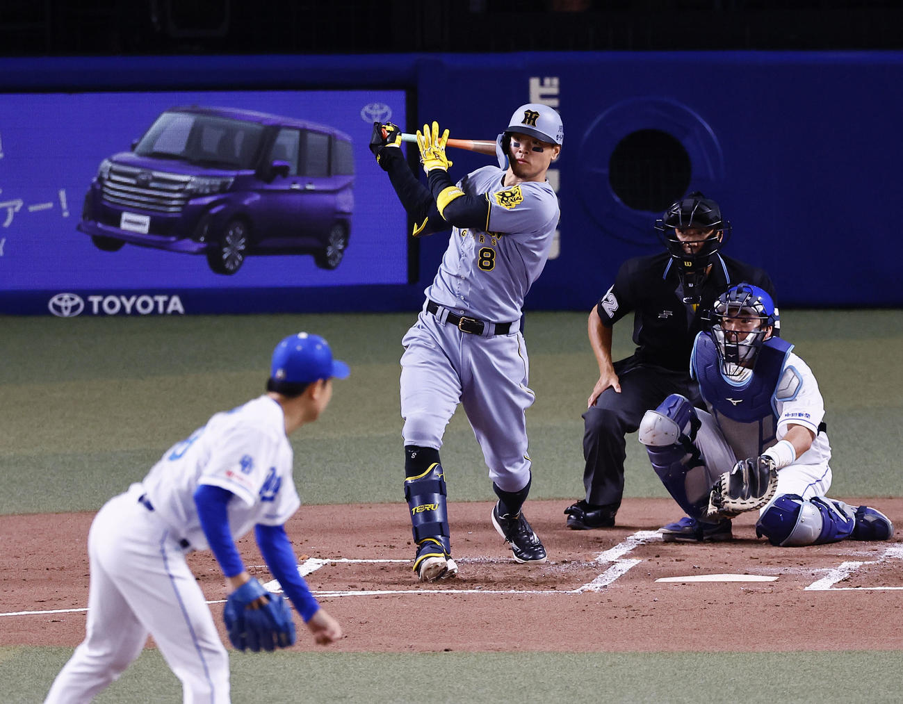 中日対阪神　2回表阪神無死、佐藤輝は右前打を放つ。投手松葉（撮影・藤尾明華）