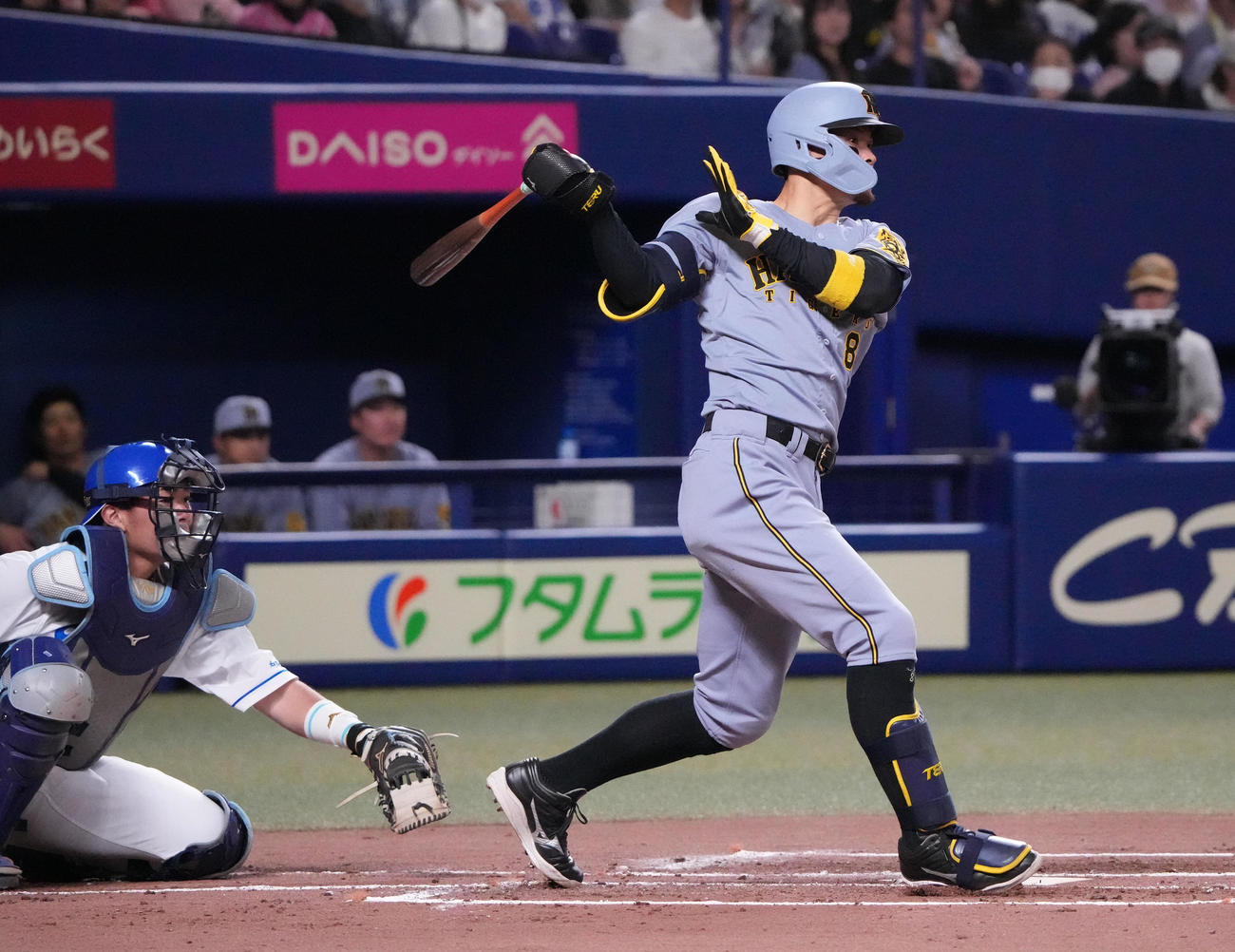 中日対阪神　2回表阪神無死、右前打を放つ佐藤輝（撮影・森本幸一）