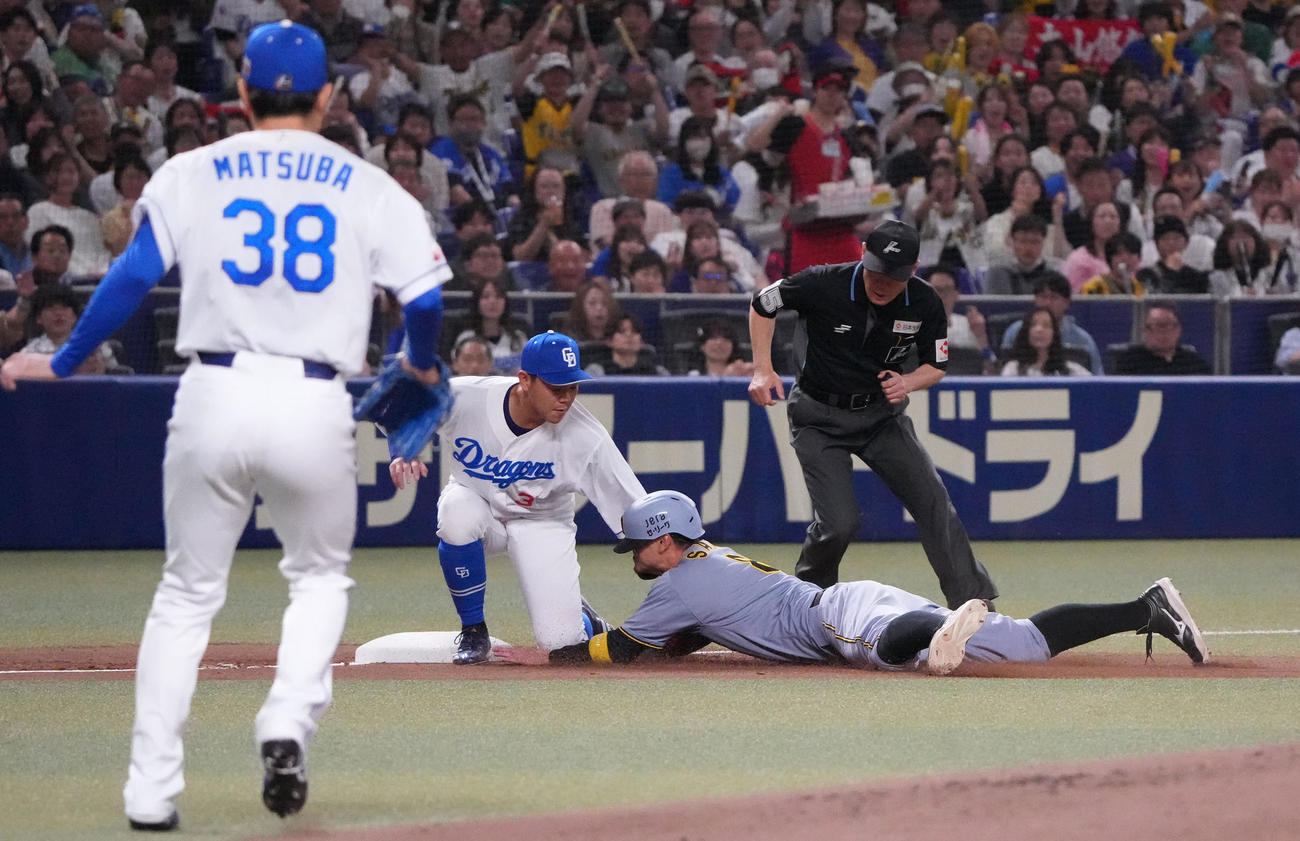 中日対阪神　2回表阪神無死一塁、相手守備の乱れる間に三塁を狙うも走塁死の佐藤輝（右）三塁手は高橋周（撮影・森本幸一）