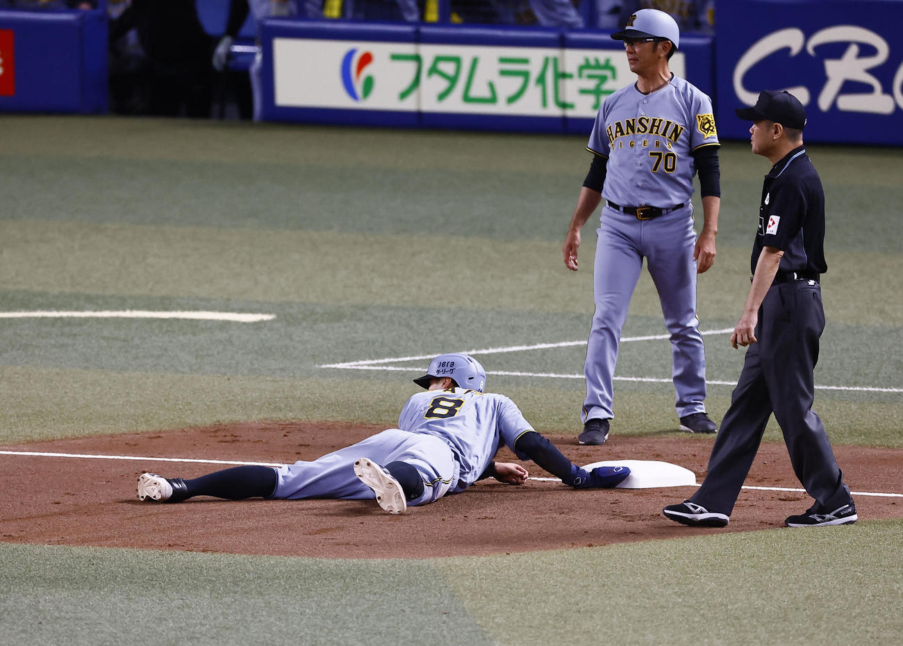 中日対阪神　2回表阪神無死一塁、大山の三ゴロで相手失策の間に、一走佐藤輝が三塁を狙うもタッチアウトになる（撮影・藤尾明華）