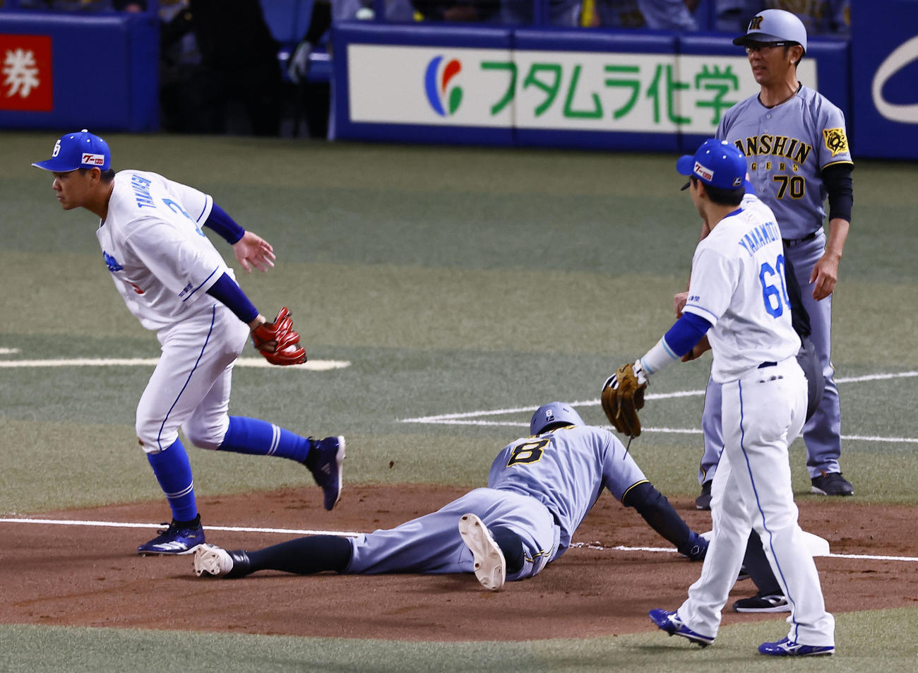 中日対阪神　2回表阪神無死一塁、大山の三ゴロで相手失策の間に、一走佐藤輝が三塁を狙うもタッチアウト。野手高橋周（左）（撮影・藤尾明華）