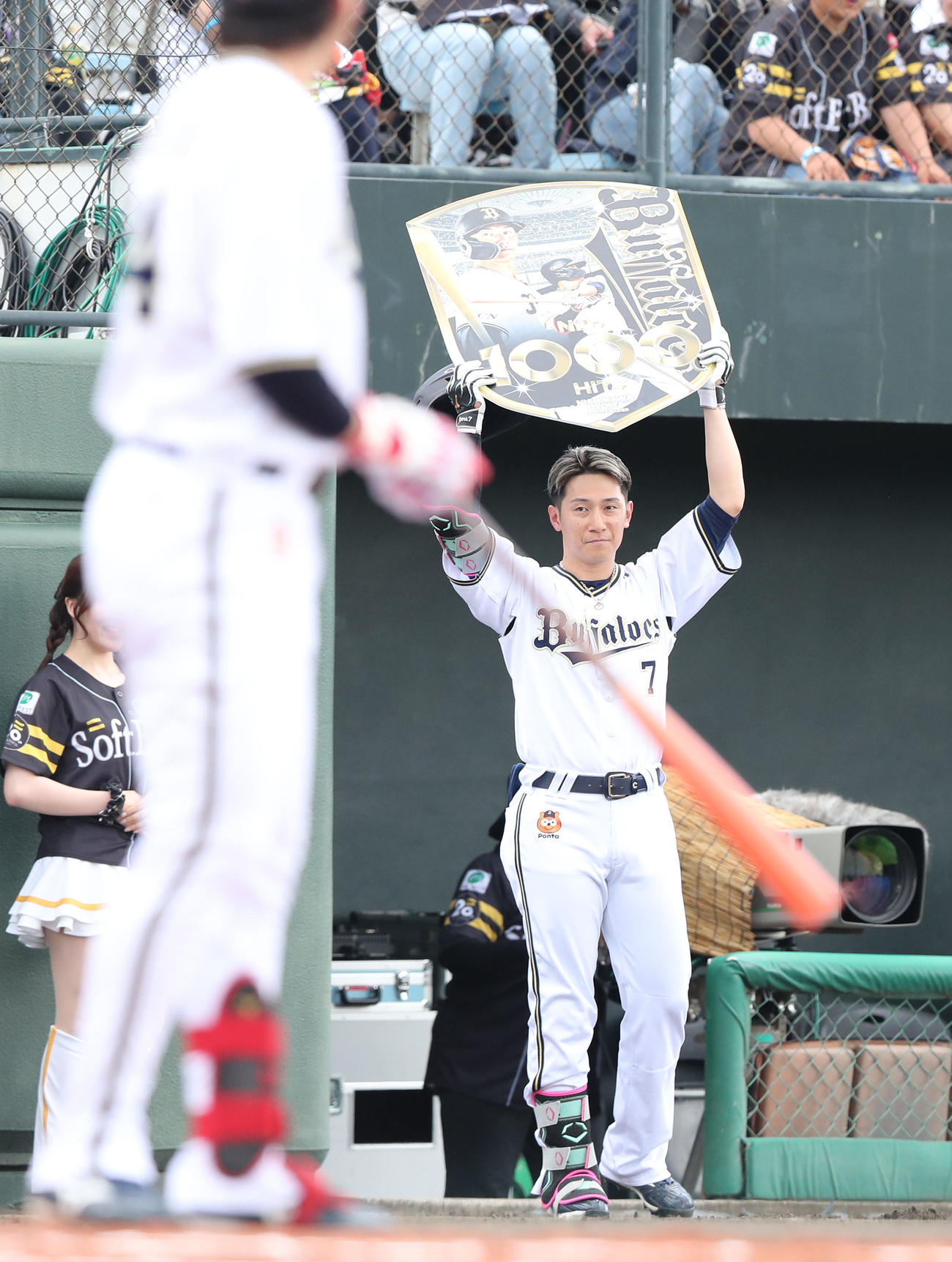 ソフトバンク対オリックス　1回表オリックス無死一塁、西川は右越えに先制となる2点本塁打を放ち、通算1000安打となり記念のボードを手にする（撮影・梅根麻紀）