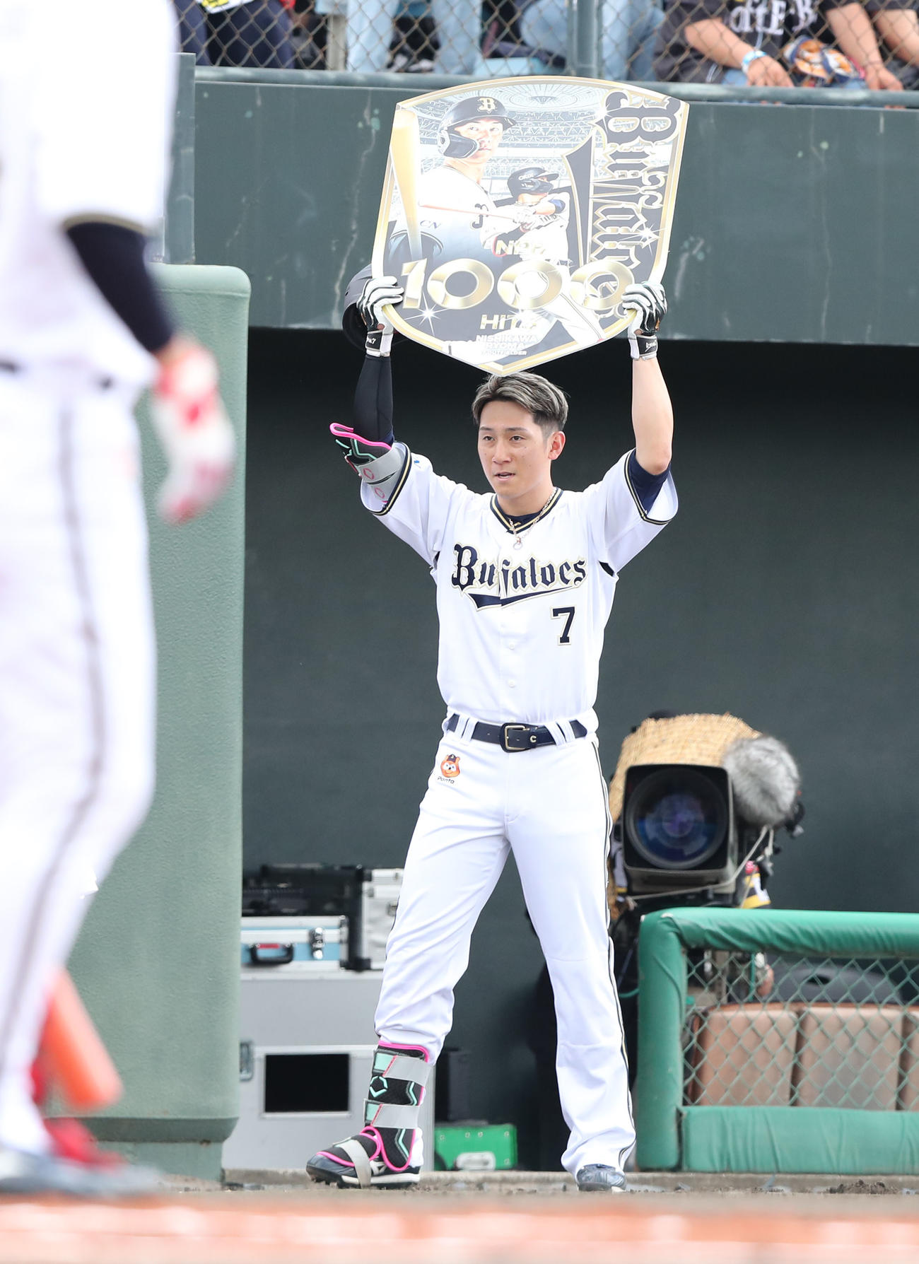 ソフトバンク対オリックス　1回表オリックス無死一塁、西川は右越えに先制となる2点本塁打を放ち、通算1000安打となり記念のボードを手にする（撮影・梅根麻紀）