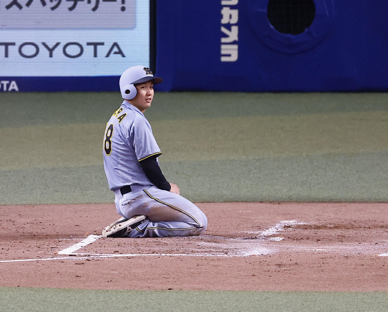 中日対阪神　3回表阪神1死一塁、近本の左越え二塁打で、伊原がホームを狙うもタッチアウトになりガックリする（撮影・藤尾明華）