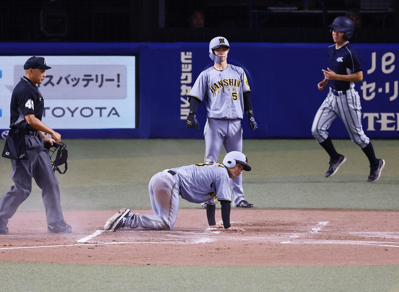 中日対阪神　3回表阪神1死一塁、近本の左越え二塁打で、伊原がホームを狙うもタッチアウトになりガックリする（撮影・藤尾明華）