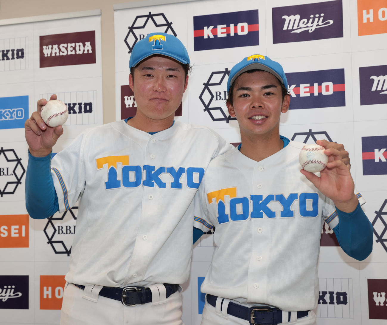 東大対立大　本塁打のボールを持つ東大・荒井慶（左）と秋元（撮影・柴田隆二）