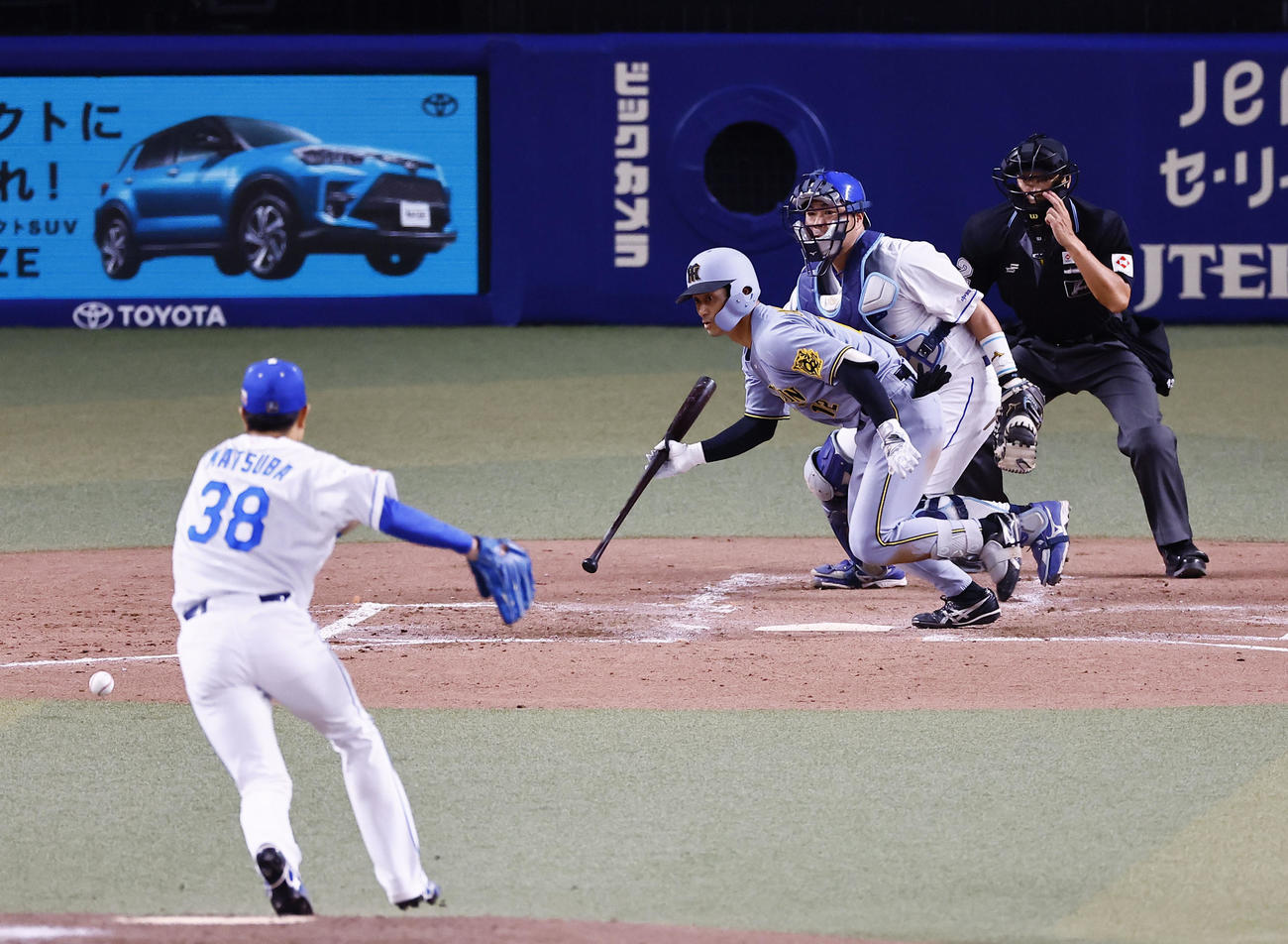 中日対阪神　5回表阪神1死二、三塁、投前スクイズを決める坂本。投手松葉（撮影・藤尾明華）