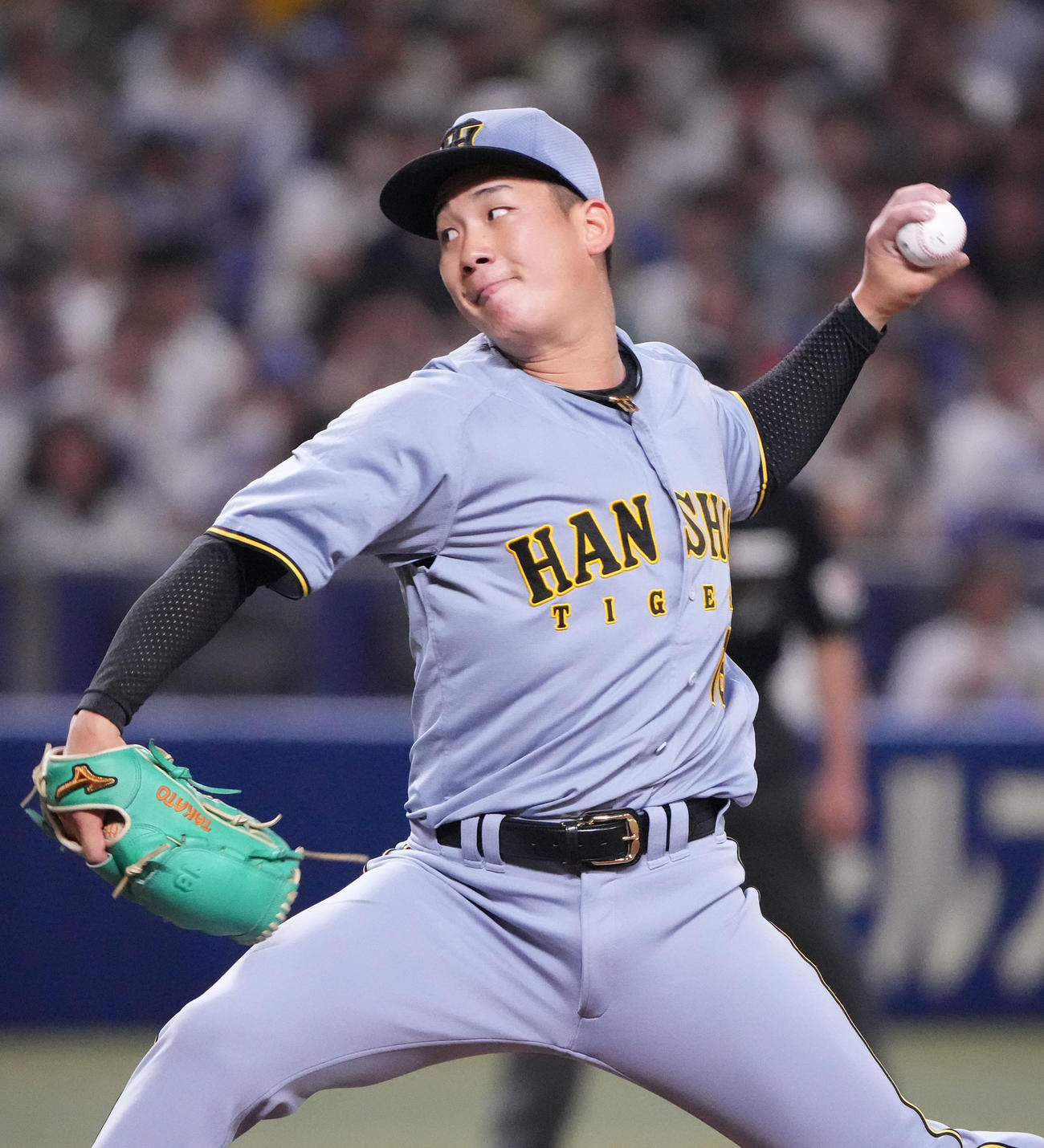 中日対阪神　1回裏、登板する阪神先発の伊原（撮影・森本幸一）