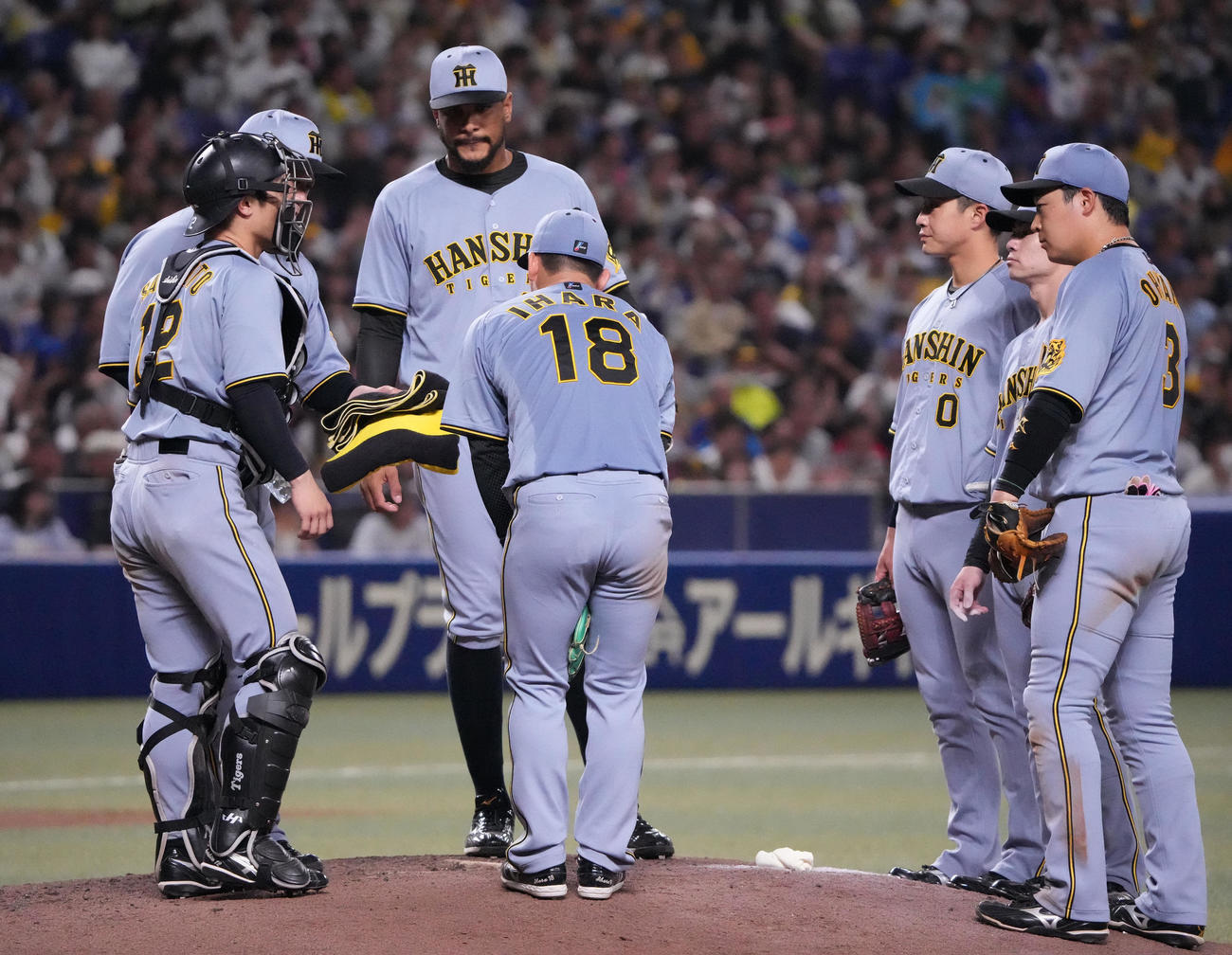 中日対阪神　5回裏中日2死一、三塁、マウンド上の伊原（中央）のもとに集まる阪神ナイン（撮影・森本幸一）