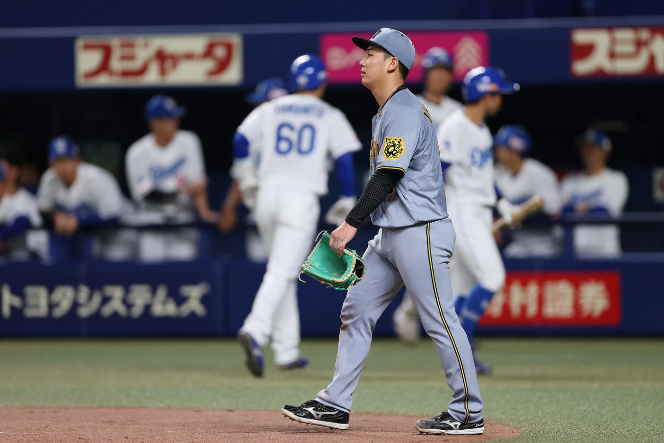 中日対阪神　5回裏中日2死二、三塁、岡林に同点適時打を浴びた伊原（撮影・前田充）