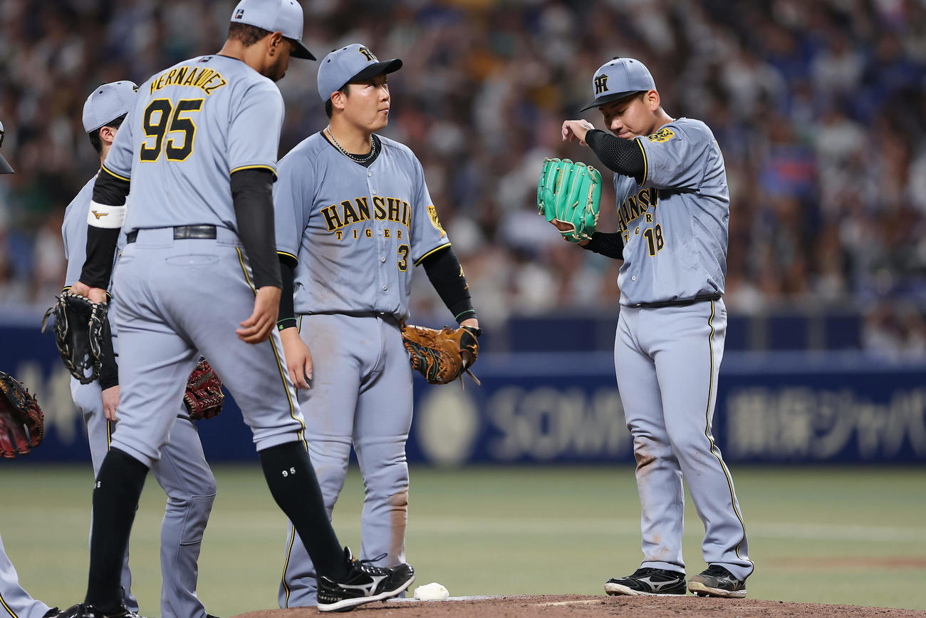 中日対阪神　5回裏中日2死二、三塁、岡林に同点適時打を浴び、マウンドに集まる伊原（右）ら（撮影・前田充）