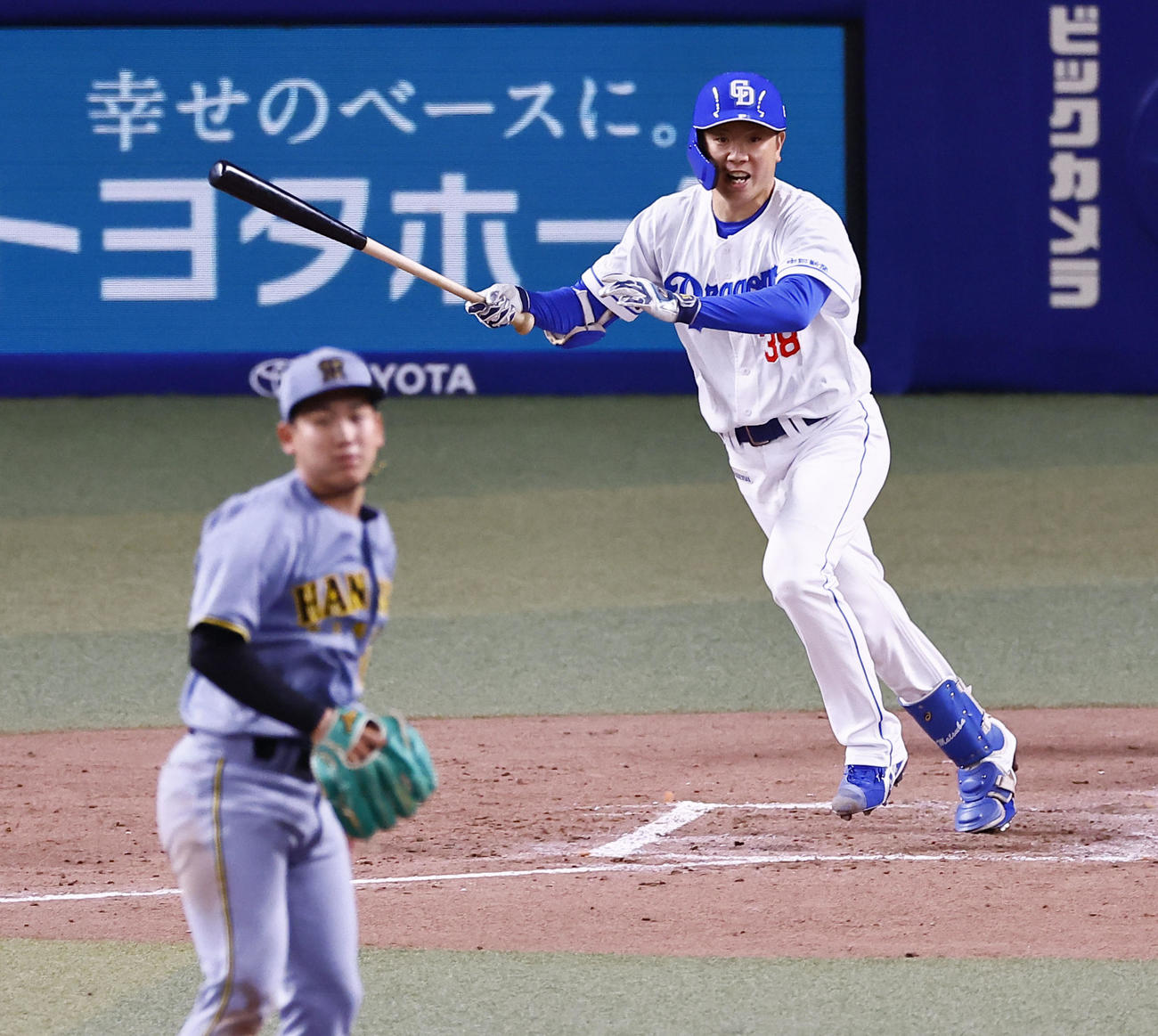 中日対阪神　5回裏中日2死一塁、松葉は中前打を放つ。投手伊原（撮影・藤尾明華）