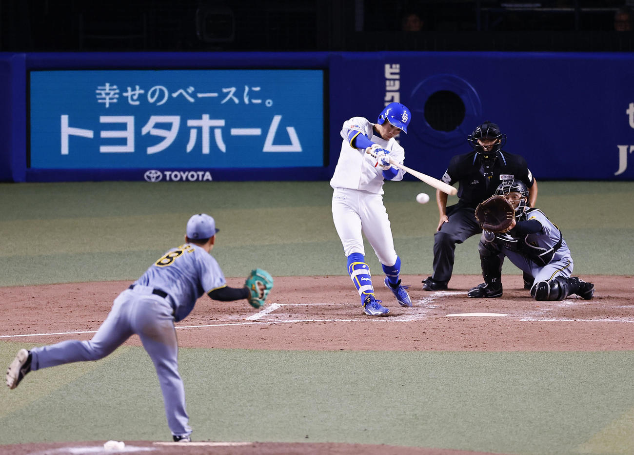 中日対阪神　5回裏中日2死二、三塁、岡林は右前に同点適時打を放つ。投手伊原（撮影・藤尾明華）
