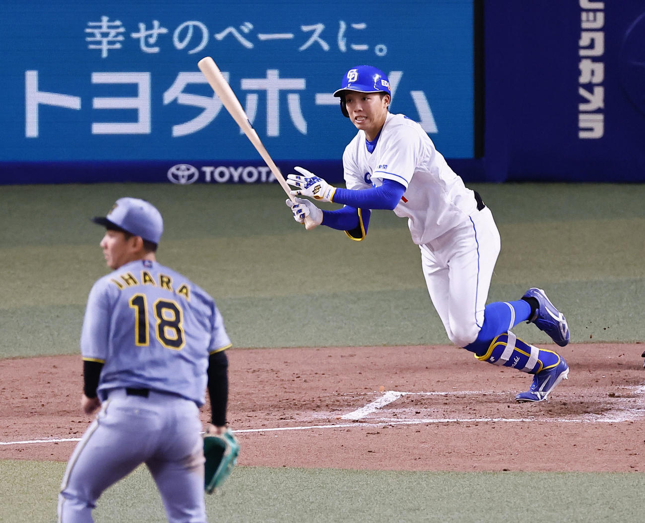中日対阪神　5回裏中日2死二、三塁、岡林は右前に同点適時打を放つ。投手伊原（撮影・藤尾明華）