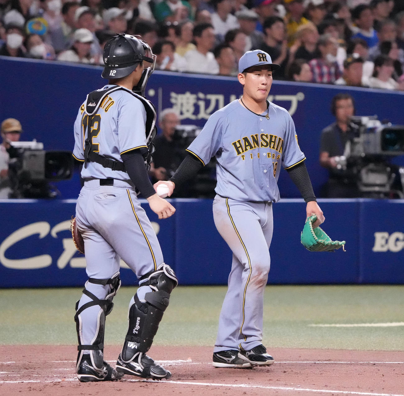 中日対阪神　5回裏中日2死二、三塁、岡林に右前適時打を打たれた伊原（右）捕手は坂本（撮影・森本幸一）