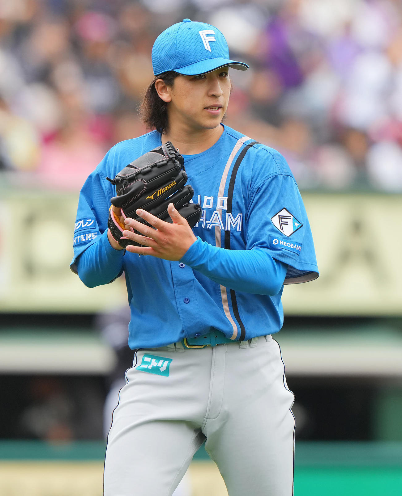 楽天対日本ハム　2回裏楽天の攻撃を無失点に抑えグラブをたたく日本ハム先発の細野（撮影・垰建太）