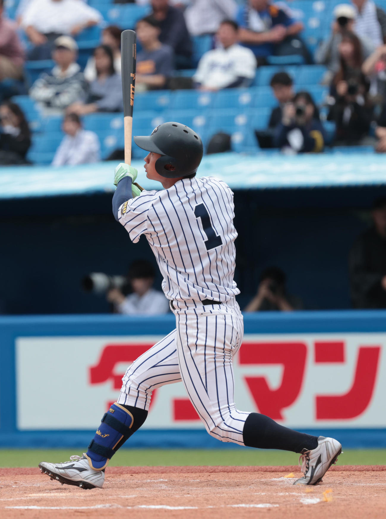 東大対立大　7回裏立大1死二塁、鈴木唯は右越えに本塁打を放つ（撮影・柴田隆二）
