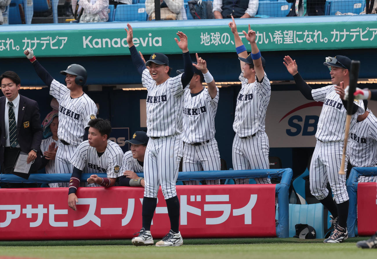 東大対立大　7回裏立大1死二塁、鈴木唯の右越え本塁打に喜ぶ立大ナイン（撮影・柴田隆二）