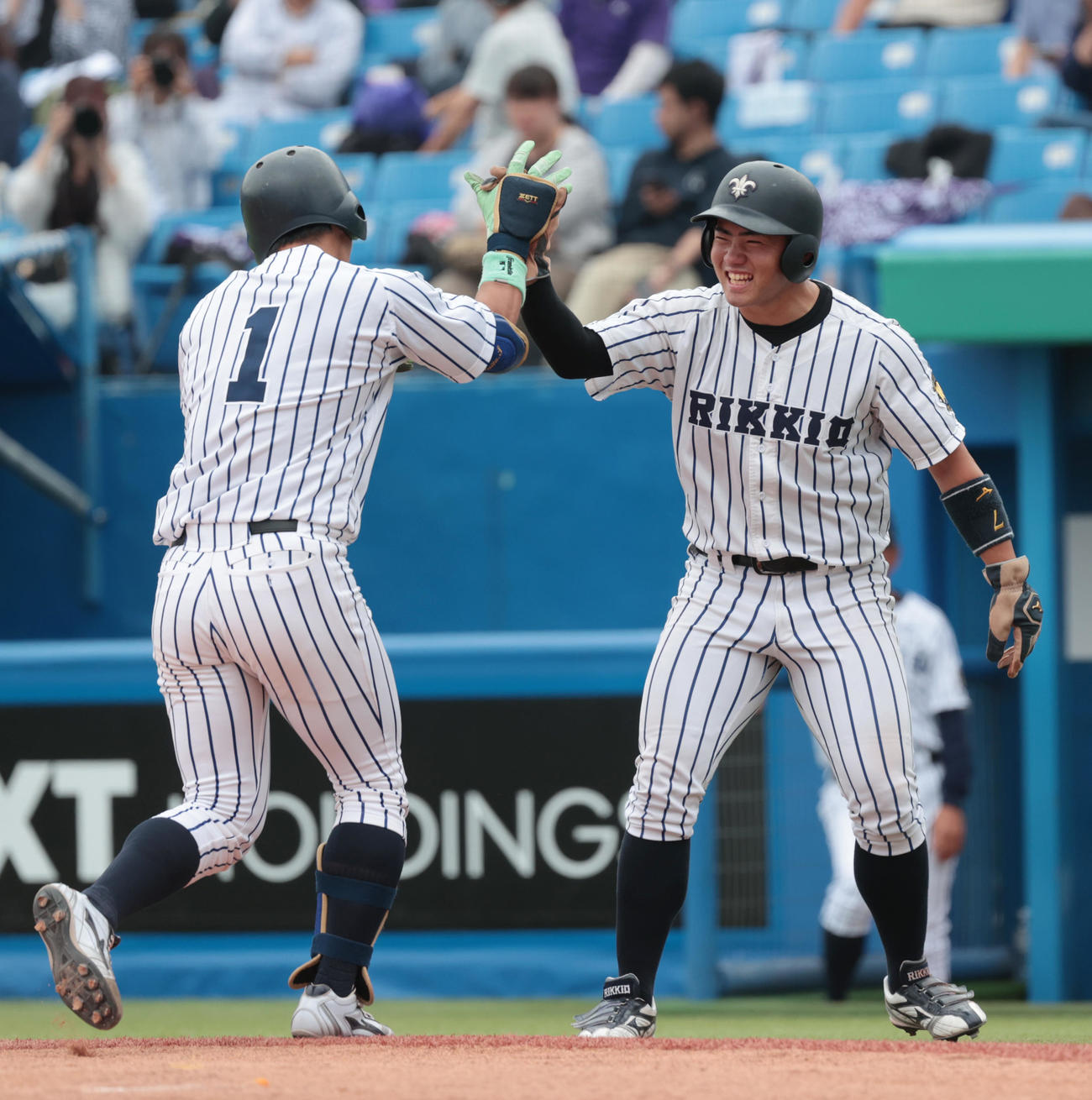 東大対立大　7回裏立大1死二塁、鈴木唯（左）は右越えに本塁打を放ち山形とハイタッチする（撮影・柴田隆二）