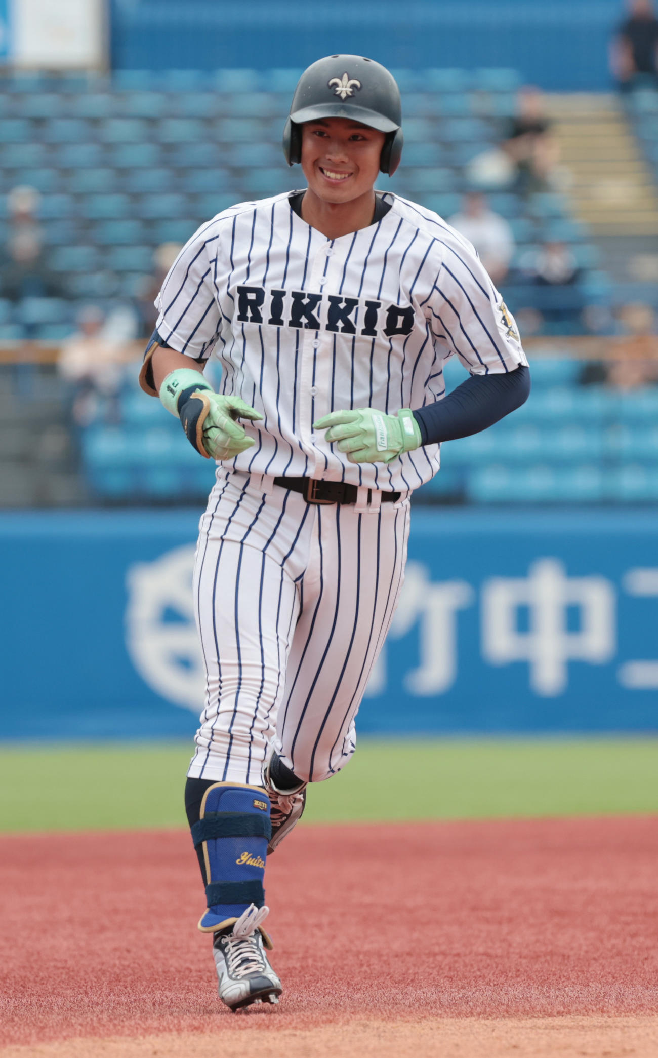 東大対立大　7回裏立大1死二塁、鈴木唯は右越えに本塁打を放ち生還する（撮影・柴田隆二）