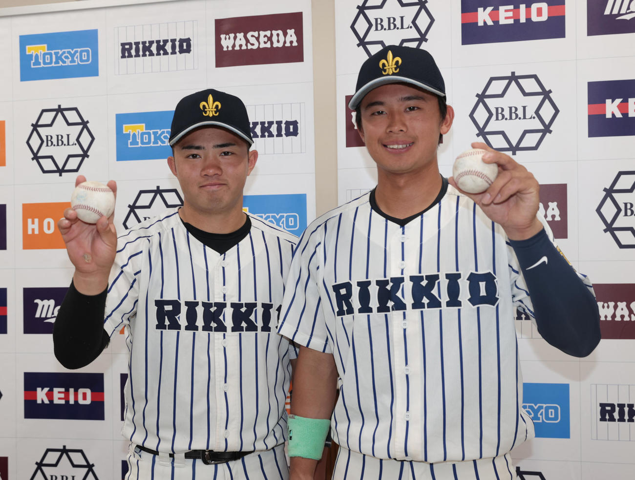 東大対立大　本塁打のボールを持つ立大・山形（左）と鈴木唯（撮影・柴田隆二）