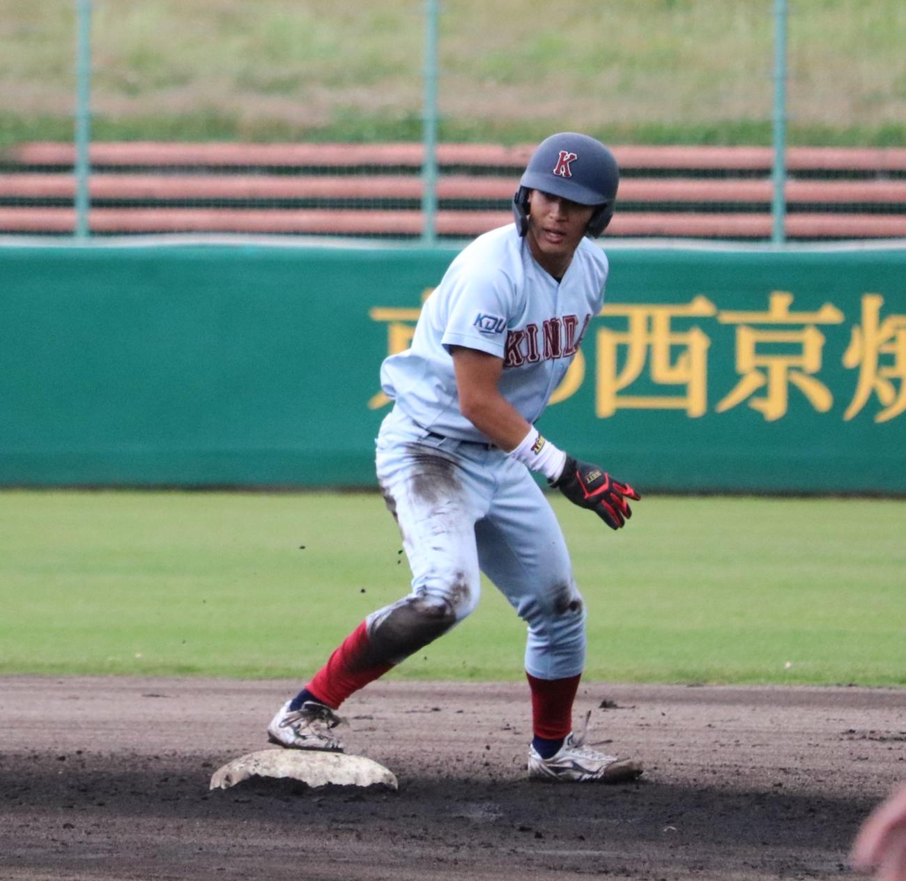 7回、一塁走者の近大の野間が二盗を成功させる（撮影・林亮佑）
