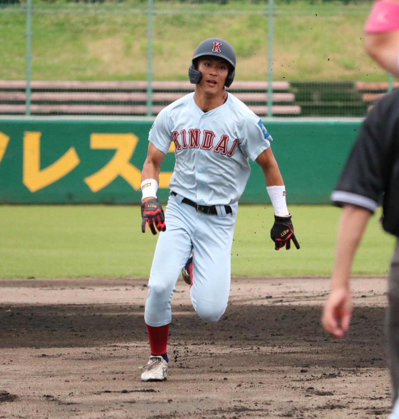 4回、一塁走者の近大の野間が右前打で三塁を陥れる（撮影・林亮佑）