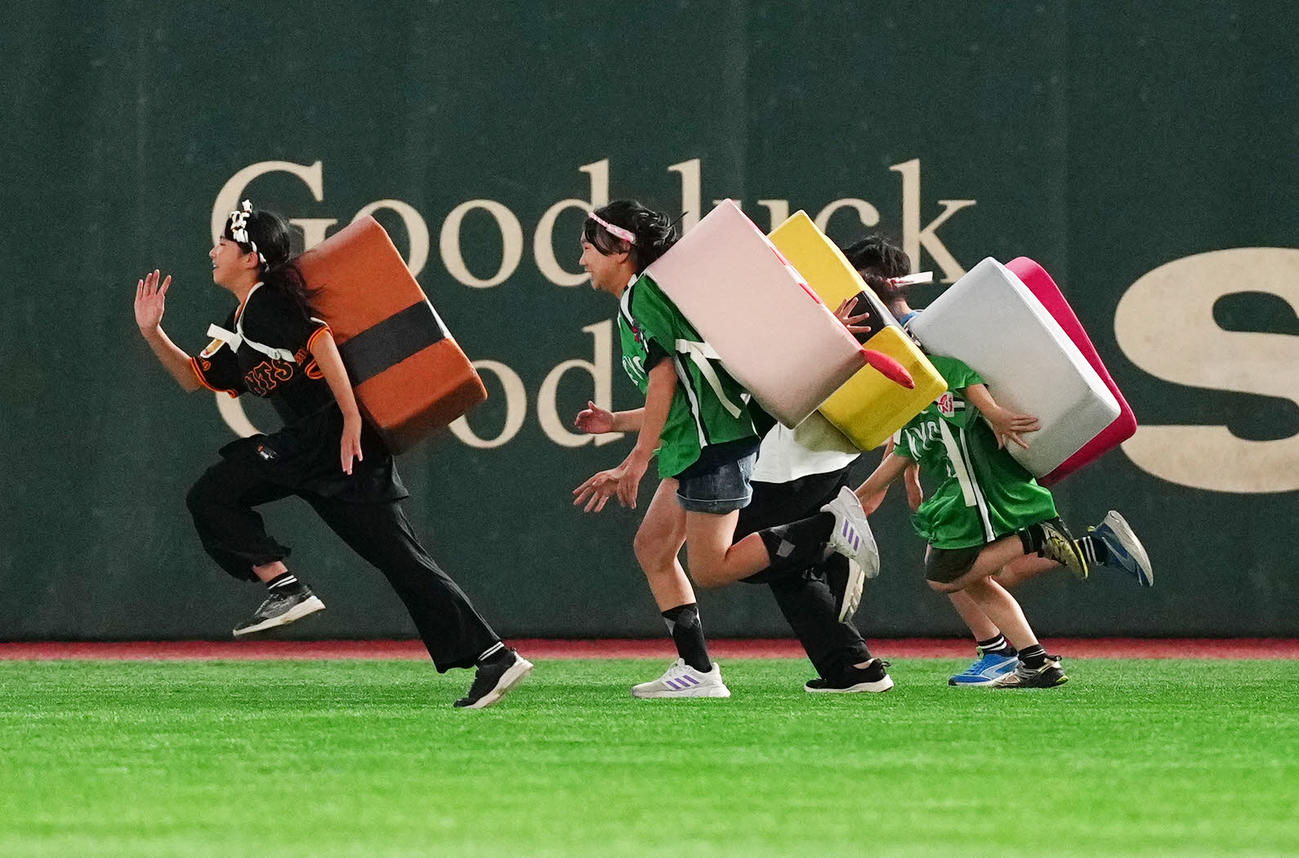 巨人対ヤクルト　3回裏終了後のイベント「すしレース」ではアナゴが先着（左端）（撮影・江口和貴）