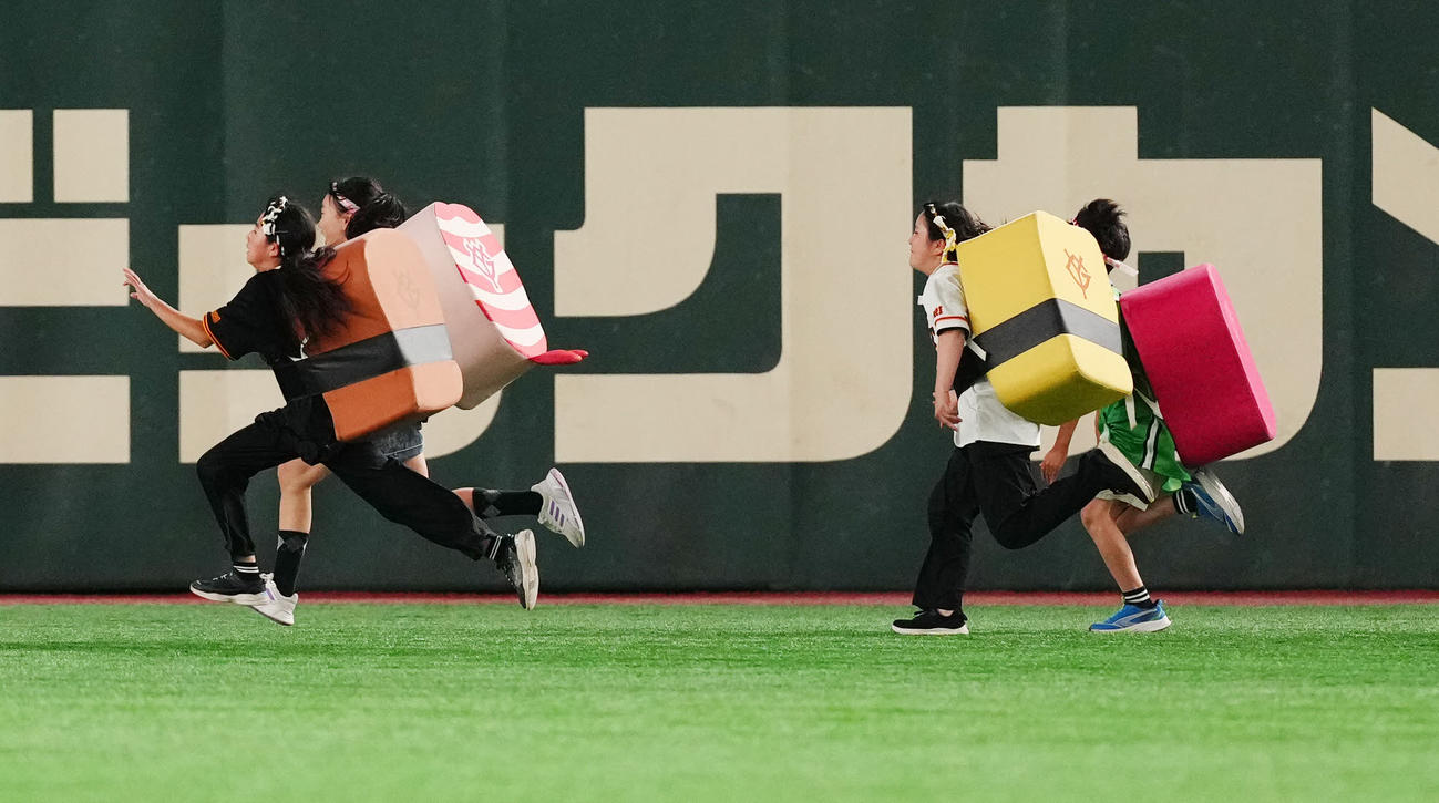 巨人対ヤクルト　3回裏終了後のイベント「すしレース」ではアナゴが先着（左端）（撮影・江口和貴）