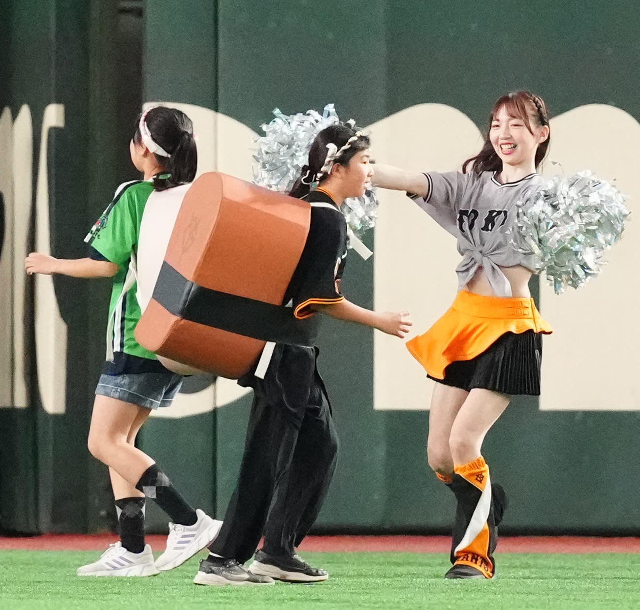 巨人対ヤクルト　3回裏終了後のイベント「すしレース」ではアナゴが先着（中央）（撮影・江口和貴）