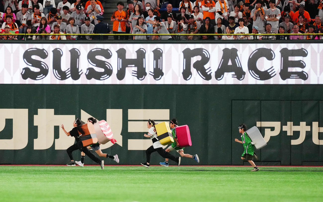 巨人対ヤクルト　3回裏終了後のイベント「すしレース」ではアナゴが先着（左端）（撮影・江口和貴）