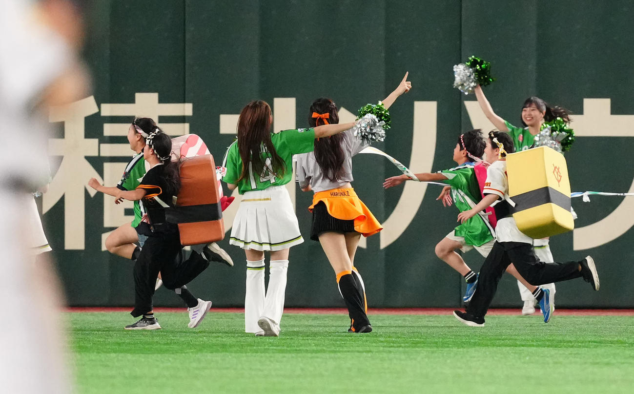 巨人対ヤクルト　3回裏終了後のイベント「すしレース」ではアナゴが先着（左手前）（撮影・江口和貴）