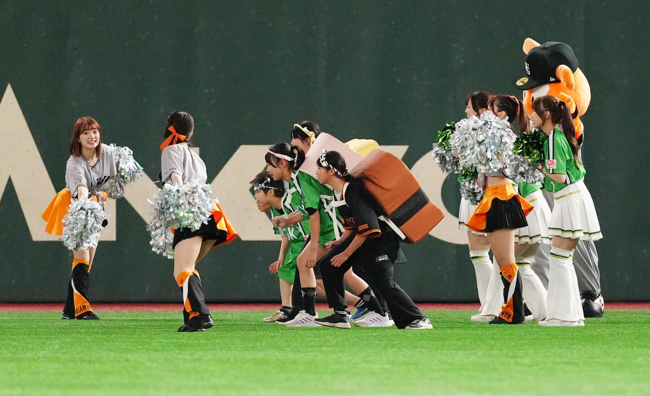 巨人対ヤクルト　3回裏終了後のイベント「すしレース」ではアナゴが先着（中央手前）（撮影・江口和貴）