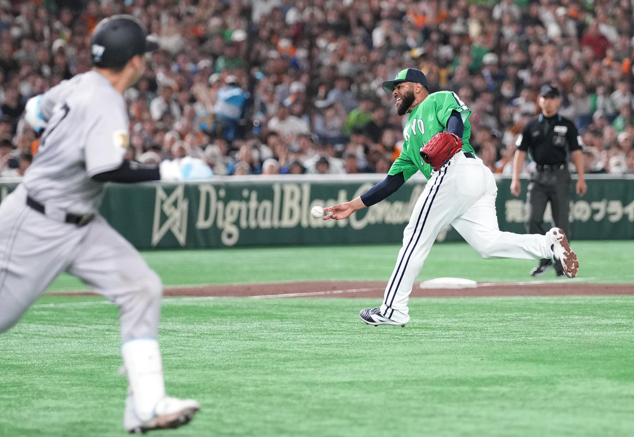 巨人対ヤクルト　3回裏巨人1死一、三塁、岸田の打球を本塁へ悪送球するアビラ（撮影・鈴木みどり）