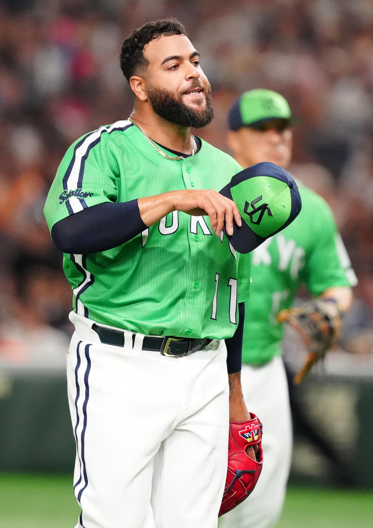 巨人対ヤクルト　2回裏終了後、ベンチに引き揚げるヤクルト先発のアビラ（撮影・江口和貴）