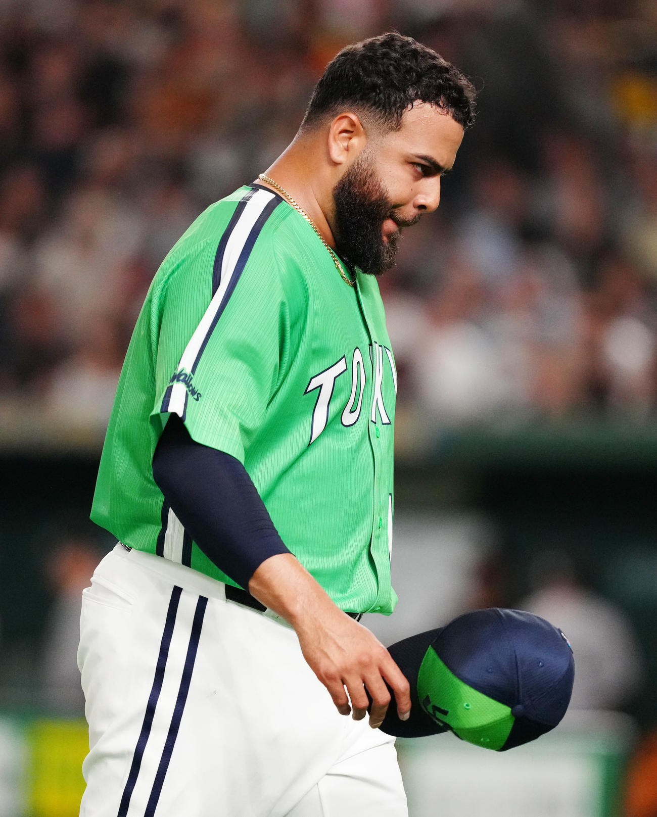 巨人対ヤクルト　2回裏終了後、ベンチに引き揚げるヤクルト先発のアビラ（撮影・江口和貴）