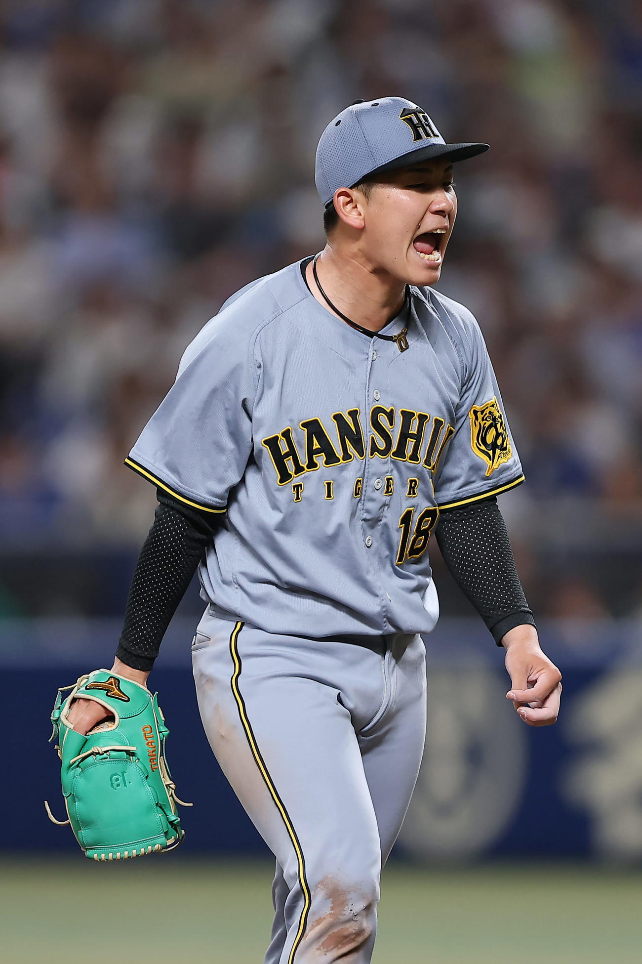 中日対阪神　6回表中日2死、高橋周を空振り三振に仕留め、雄たけびを上げる伊原（撮影・前田充）