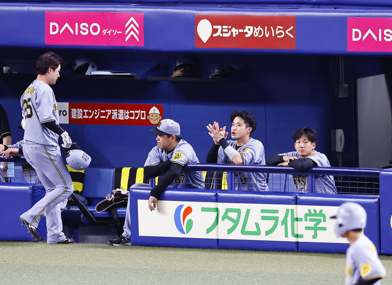 中日対阪神　7回表阪神1死二、三塁、三振に倒れベンチに戻る代打渡辺（左端）とベンチの伊原（右端）（撮影・藤尾明華）