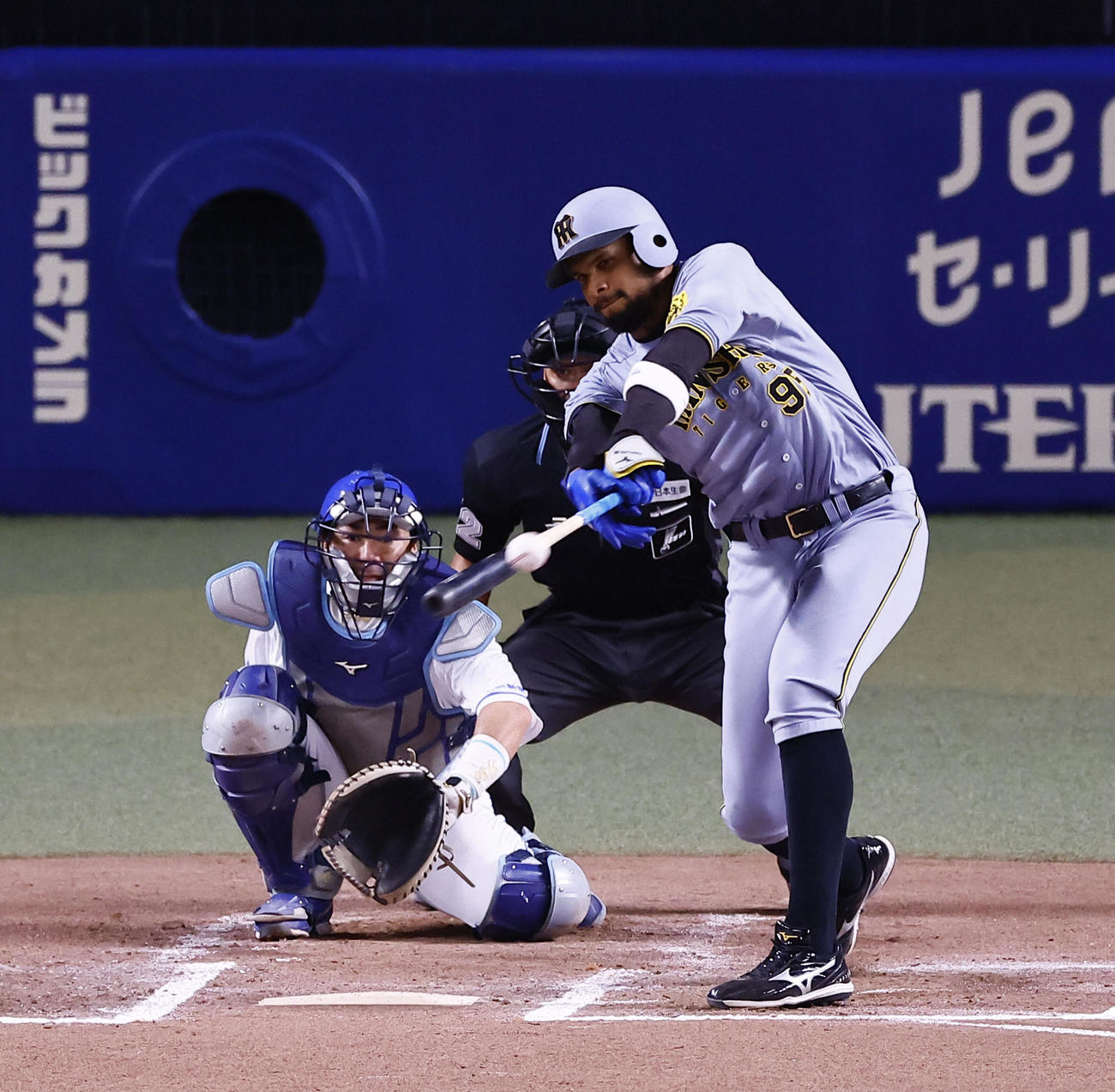 中日対阪神　7回表阪神無死、ヘルナンデスは左越えに二塁打を放つ（撮影・藤尾明華）